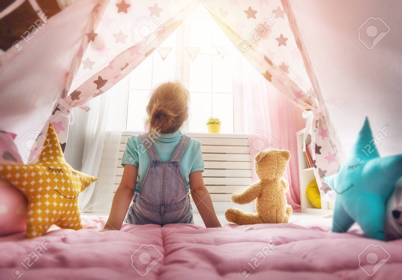幸せな女の子に家を果たしています 子供部屋で楽しく面白い素敵な子 の写真素材 画像素材 Image 幸せな女の子に家を果たしています 子供部屋で楽しく面白い素敵な子 の写真素材 画像素材 Image