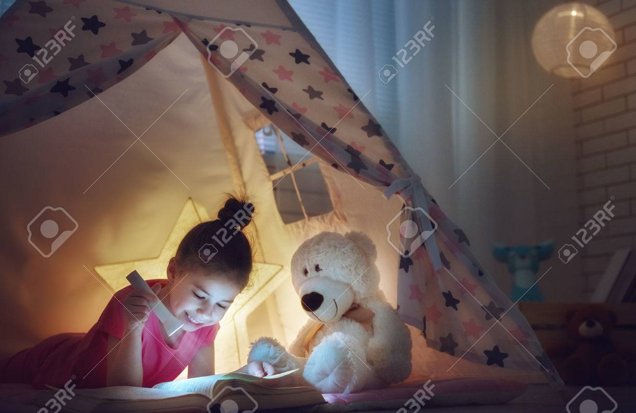 かわいい小さな子供は テントの中で懐中電灯で本を読んでいます 幸せな女の子に家を果たしています 子供部屋で楽しく面白い素敵な子供 の写真素材 画像素材 Image かわいい小さな子供は テントの中で懐中電灯で本を読んでいます 幸せな女の子に家を果たしています 子供部屋で楽しく面白い素敵な子供 の写真素材 画像素材 Image