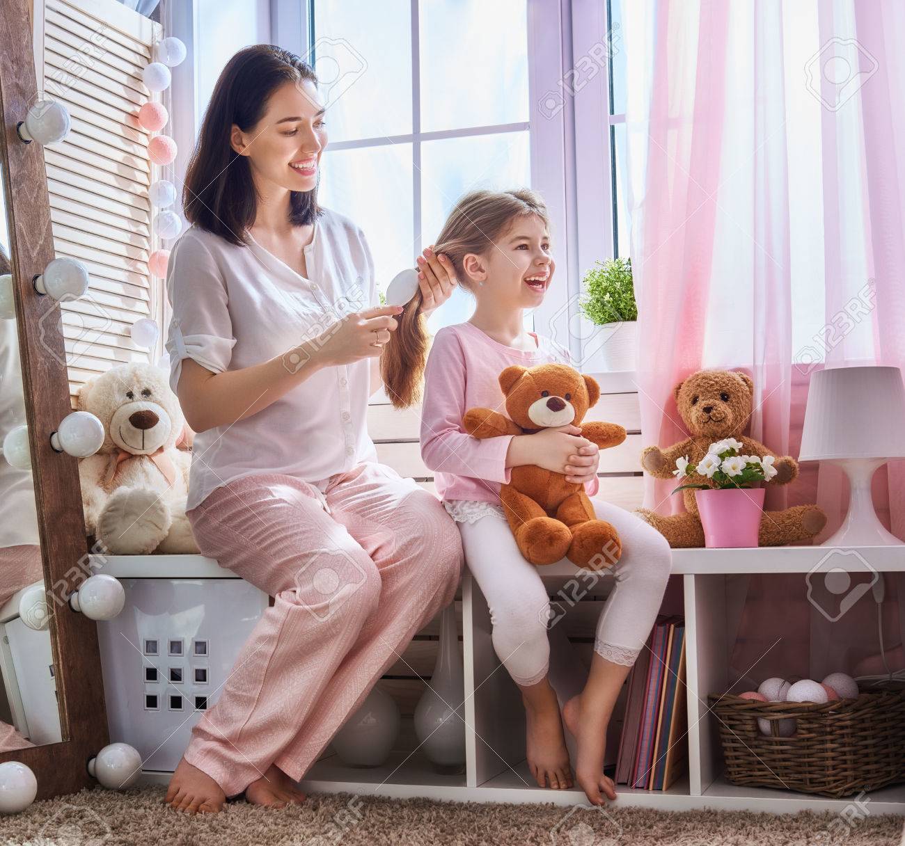 Человек играет с кроликом. Her daughter s pet. Крикет перл сильверстейн. Пес дочь друга. Девушка-подросток с папой.