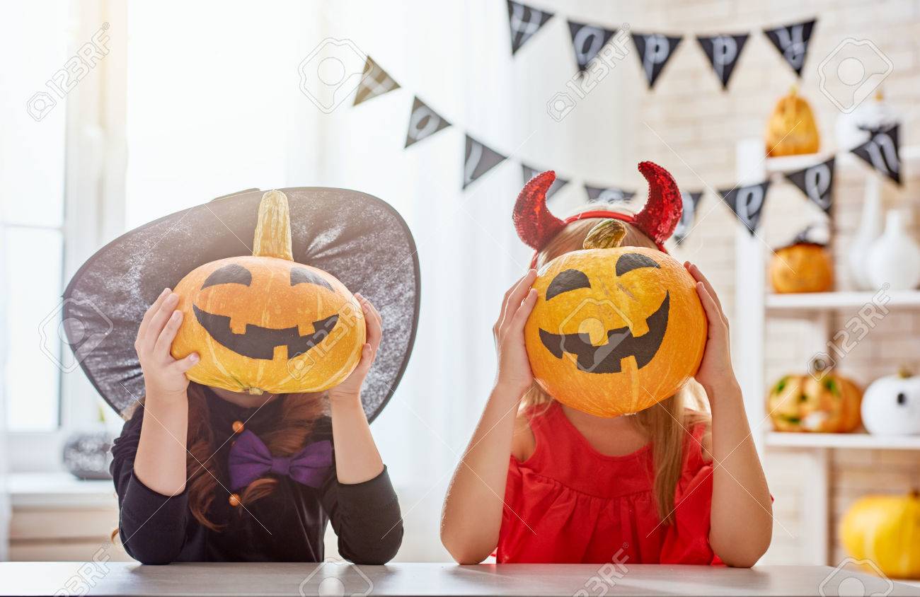 南瓜とかわいい小さな子供女の子 幸せな家族は ハロウィンの準備します 自宅で面白い子供たち の写真素材 画像素材 Image