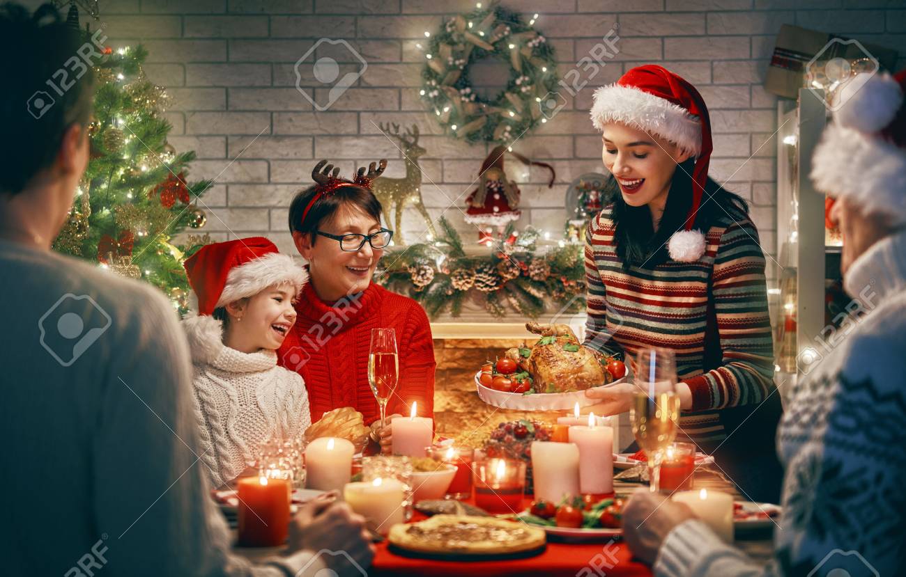 Frohliche Weihnachten Gluckliche Familie Essen Zu Hause Zu Hause Feierfeiertag Und Zusammengehorigkeit Nahe Baum Lizenzfreie Fotos Bilder Und Stock Fotografie Image 90574914