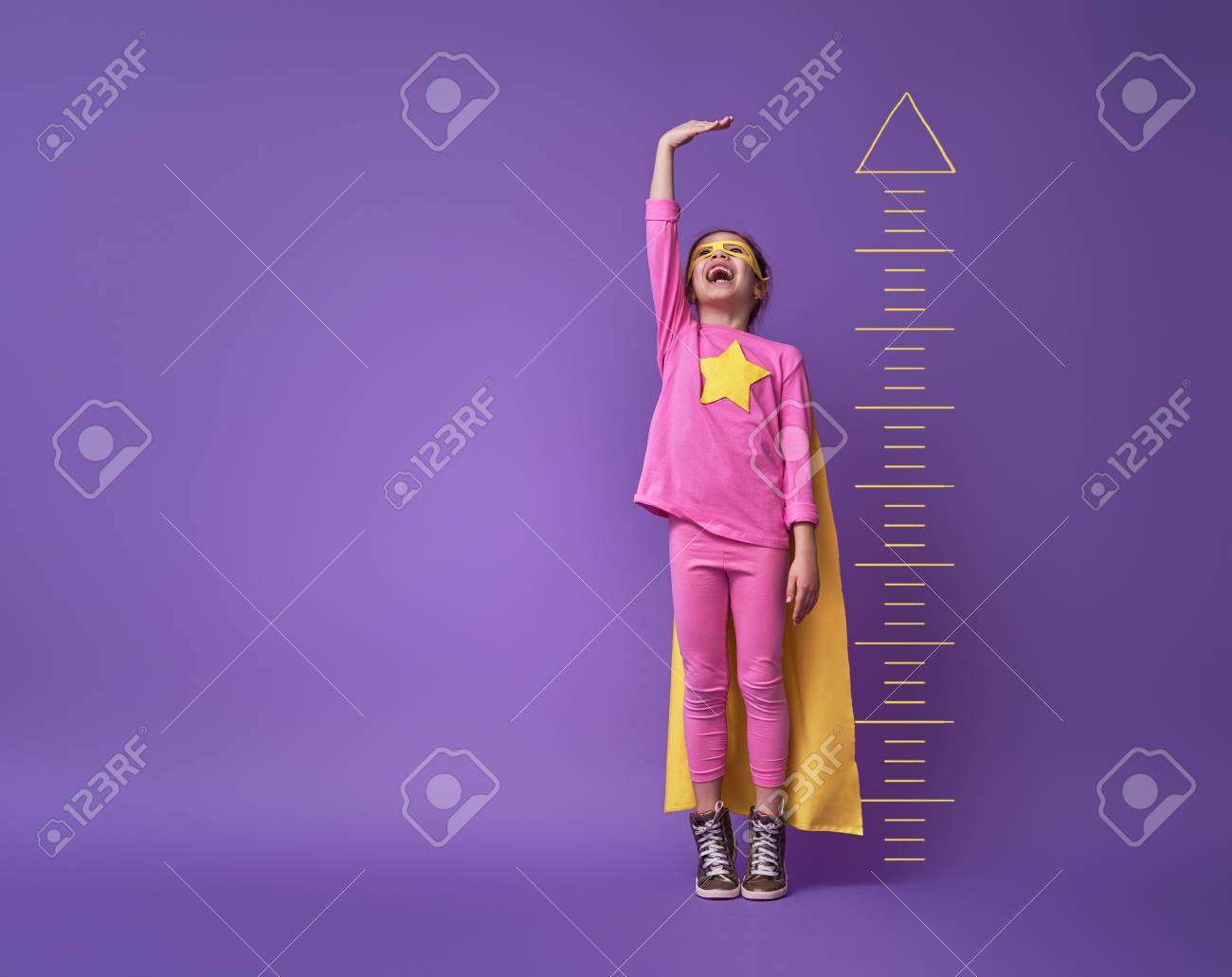 小さな子供がスーパーヒーローを演じています キッドは明るい紫外線壁を背景に成長を測定しています 女の子パワーコンセプト イエロー ピンク パープルの色 の写真素材 画像素材 Image 小さな子供がスーパーヒーローを演じています キッドは明るい紫外線壁を背景に成長を測定しています 女の子パワーコンセプト イエロー ピンク パープルの色 の写真素材 画像素材 Image