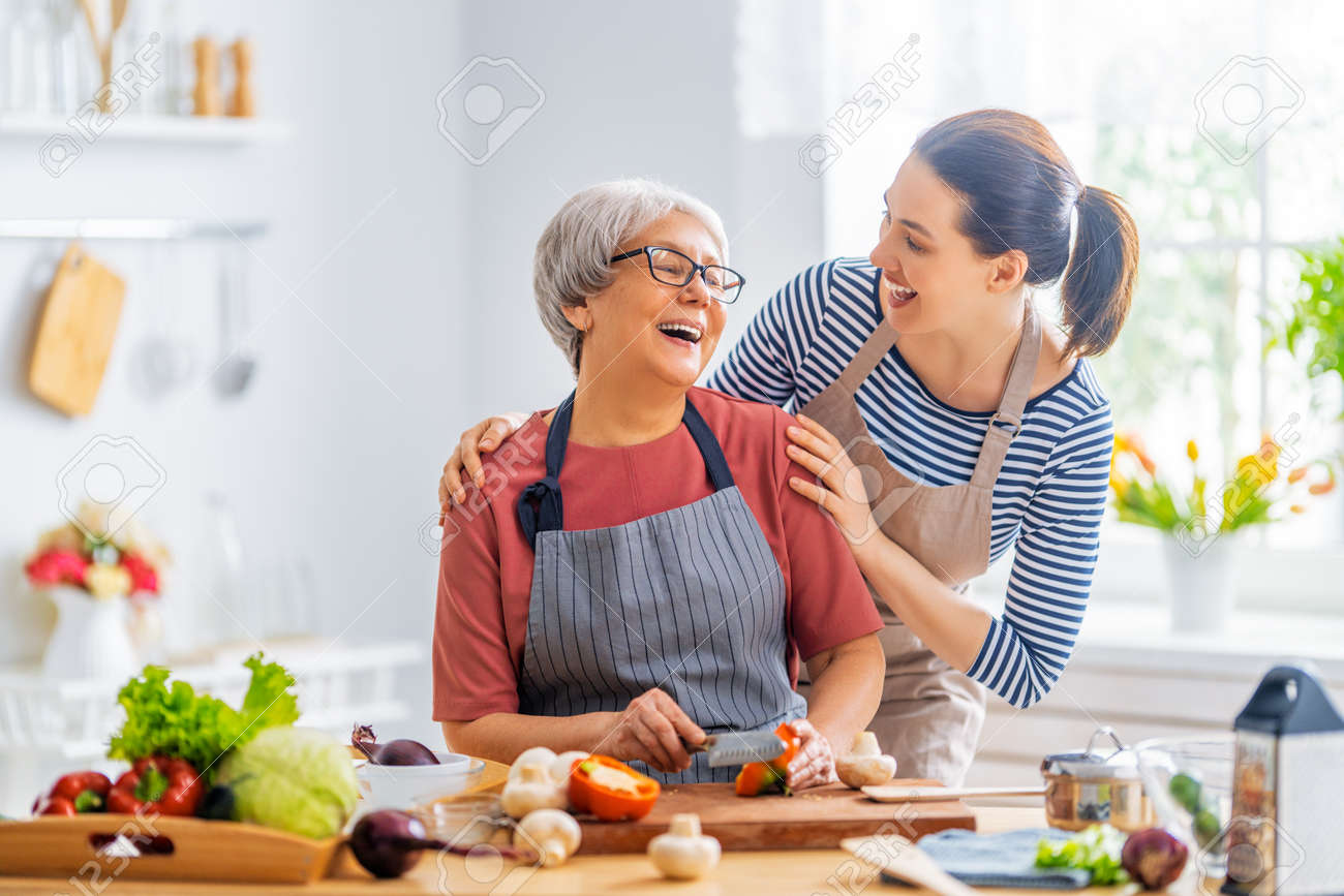 Mother is in kitchen now she. завтрак мама и дети. My mother in the kitchen. Mother is in kitchen now she. мама с ребенком на руках на кухне.