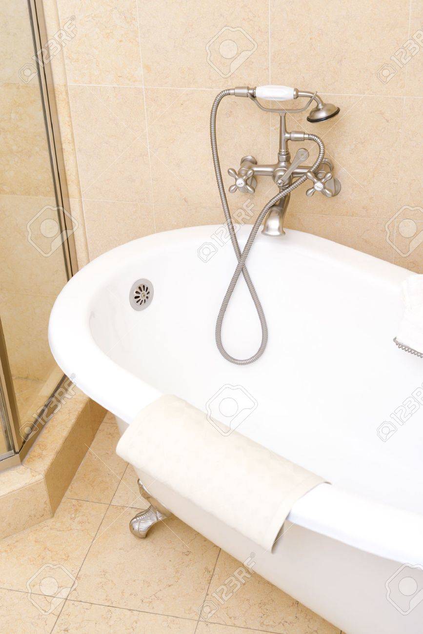 豪華なホテルのバスルームでセラミック古典的なバスタブ の写真素材 画像素材 Image