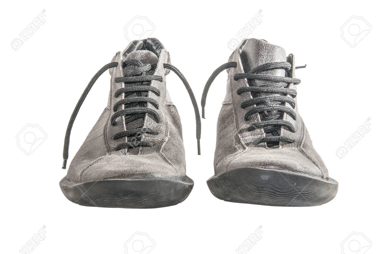 Grau Spitze Schuhe über weiße isoliert nach vorne Grau Spitze Schuhe über weiße isoliert nach vorne