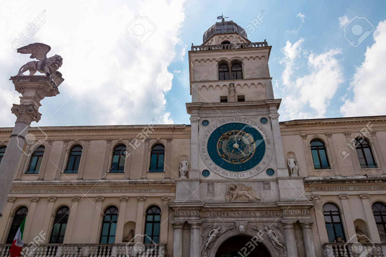 Immagini Stock - Vista Panoramica Sullorologio Astronomico In Piazza Dei  Signori A Padova Veneto Italia Europa Colonna Del Leone Alato Statua Di San  Marco Sfondo Orologio Astronomico Piazza Centrale A Padova. Image