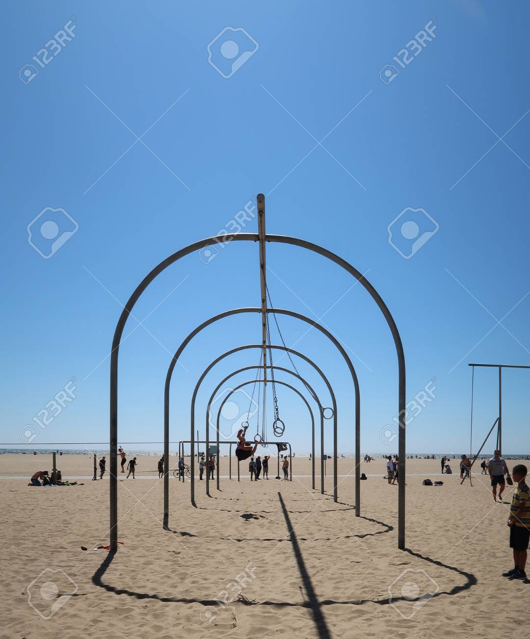 人々 の運動と筋肉ビーチ ジャングルジムで 17 03 31 サンタモニカー カリフォルニア州でのリラックス の写真素材 画像素材 Image