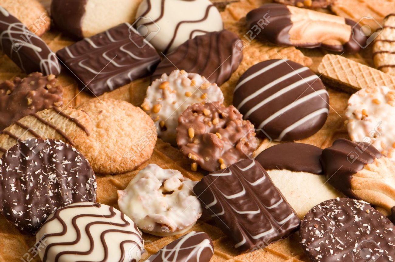 Imagen de algo que te guste..... - Página 11 5751937-assorted-selection-of-chocolate-biscuits-arranged-to-make-festive-background