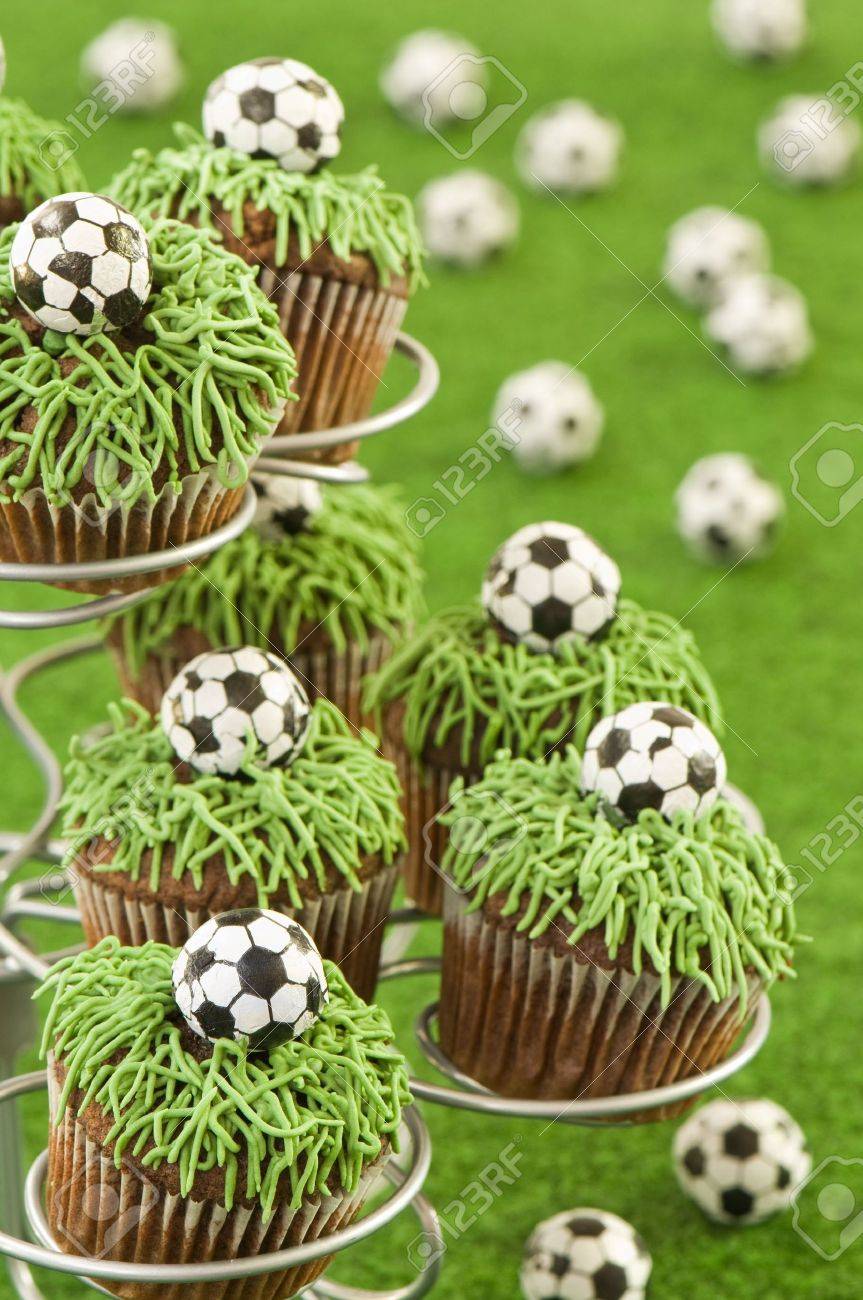 サッカー ボールでカップケーキのクローズ アップ の写真素材 画像素材 Image サッカー ボールでカップケーキのクローズ アップ の写真素材 画像素材 Image