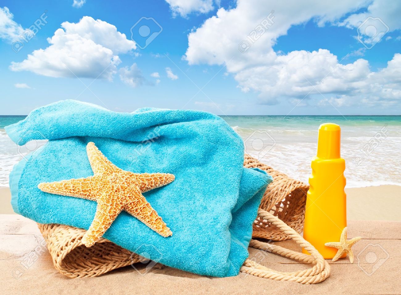 Vacaciones En La Playa Canasta Con Toalla Y Protector Solar Con