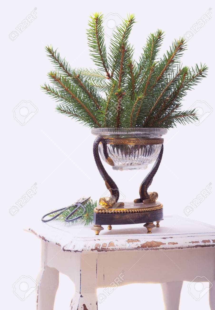 松の枝のアンティークの花瓶とクリスマスの装飾 の写真素材 画像素材 Image