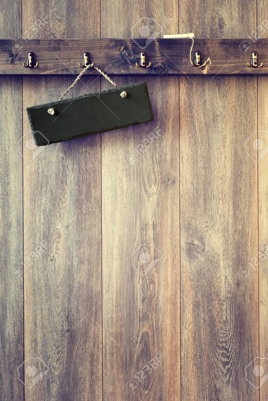 Signo Pizarra En Blanco Que Cuelga En La Pared De Madera Rustica