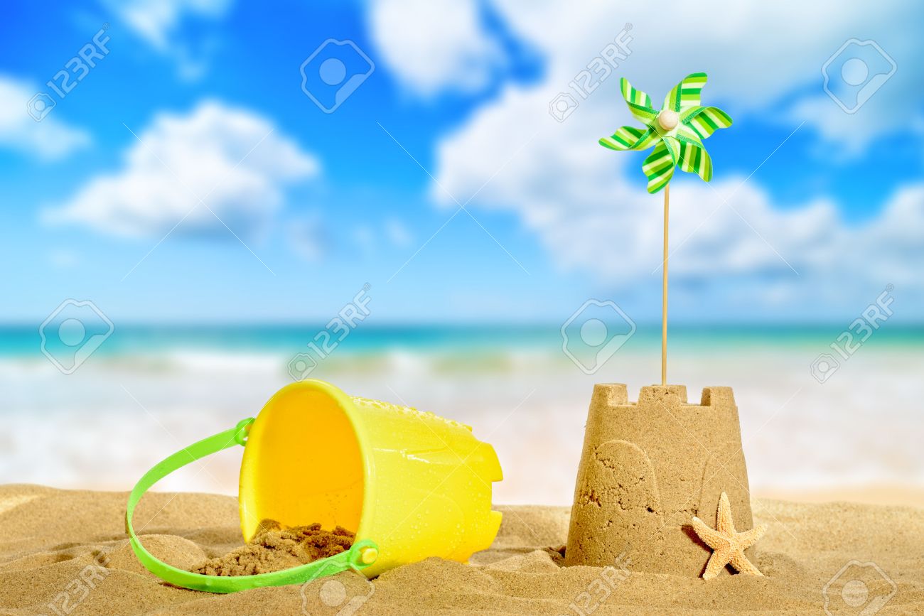 Château De Sable Sur La Plage Avec Soleil