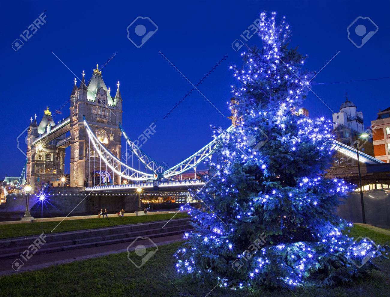 LONDON, UK - 19TH DECEMBER 2014: A beautiful view of Tower Bridge during Christmas time in London on 19th December 2014. - 34780966 LONDON, UK - 19TH DECEMBER 2014: A beautiful view of Tower Bridge during Christmas time in London on 19th December 2014. - 34780966