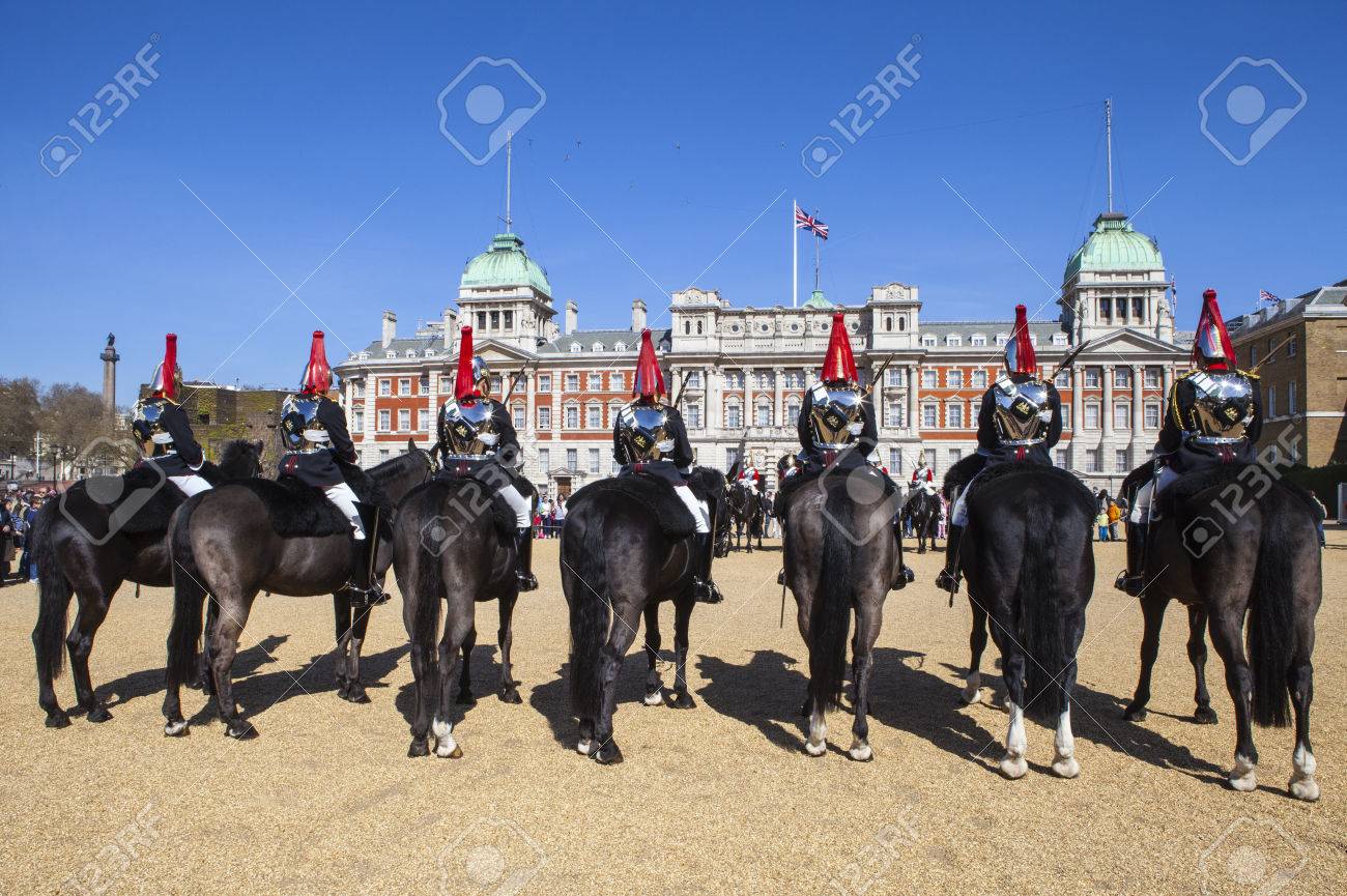 ロンドン イギリス 15 年 4 月 14 日 ロイヤル ホースガーズ 15 年 4 月 14 日にロンドンでホースガーズ パレードで衛兵交代式の変更に参加します の写真素材 画像素材 Image