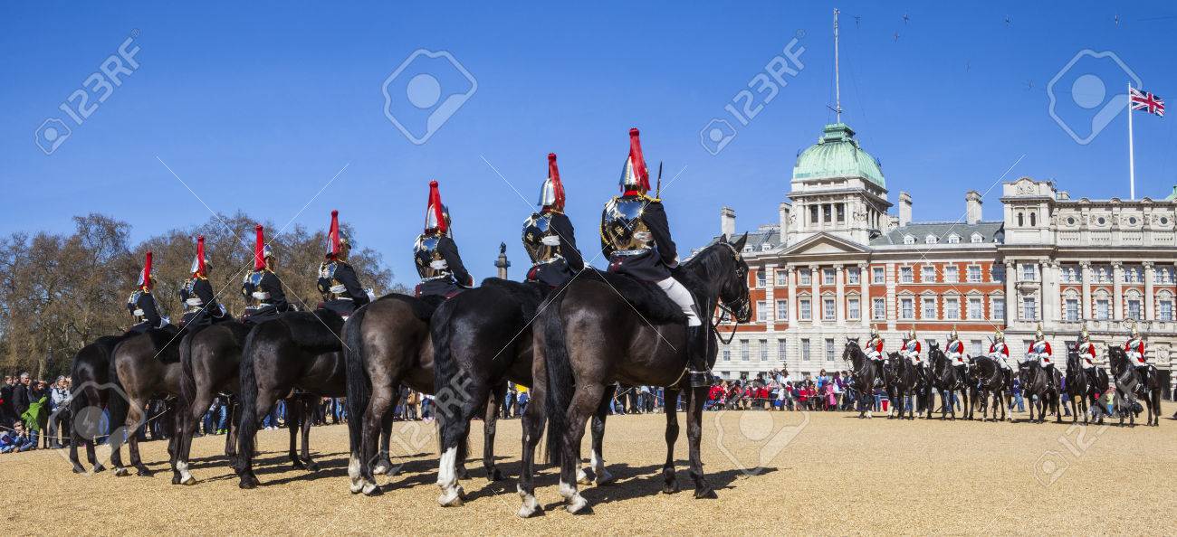 ロンドン イギリス 15 年 4 月 14 日 ロイヤル ホースガーズ 15 年 4 月 14 日にロンドンでホースガーズ パレードで衛兵交代式の変更に参加します の写真素材 画像素材 Image