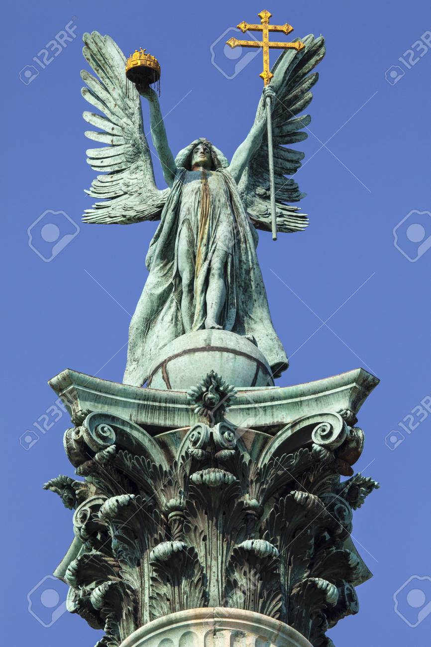 La Statue De L Archange Gabriel Au Sommet De La Colonne Carre Heros A Budapest Banque D Images Et Photos Libres De Droits Image