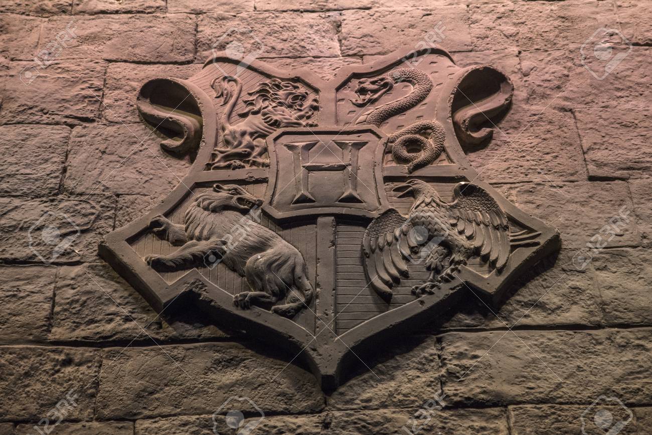 Leavesden イギリス 17 年 6 月 19 日 ホグワーツ魔法魔術学校紋章付き外衣 Leavesden 英国 17 年 6 月 19 日にワーナー ブラザーズ スタジオでハリー ポッター作るのスタジオ ツアーでホグワーツの大広間のセットに の写真素材 画像素材 Image Leavesden イギリス 17 年 6 月 19 日 ホグワーツ魔法魔術学校紋章付き外衣 Leavesden 英国 17 年 6 月 19 日にワーナー ブラザーズ スタジオでハリー ポッター作るのスタジオ ツアーでホグワーツの大広間のセットに の写真素材 画像素材 Image