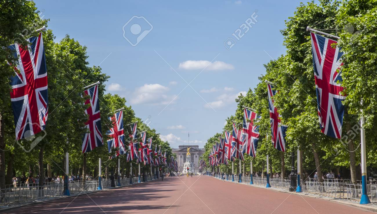 A view looking down The Mall towards Buckingham Palace in London, UK. - 81937736 A view looking down The Mall towards Buckingham Palace in London, UK. - 81937736