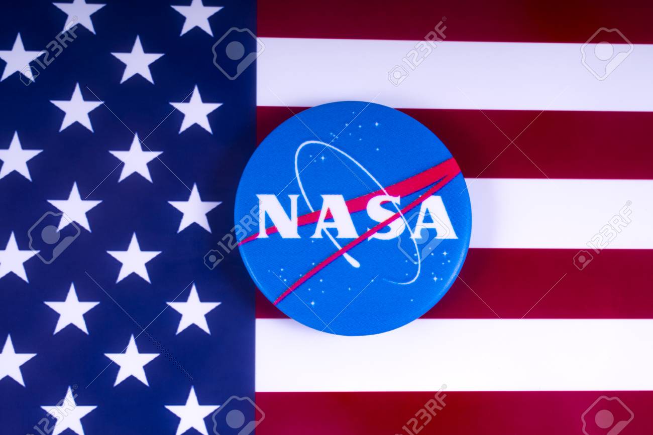 런던, 영국 - 2018년 3월 18일: 2018년 3월 18일 미국 국기 위에 그려진 NASA 배지. NASA는 민간 우주 프로그램  및 항공 우주 연구를 담당하는 미국 연방 정부의 독립 기관입니다. 로열티 무료 사진,