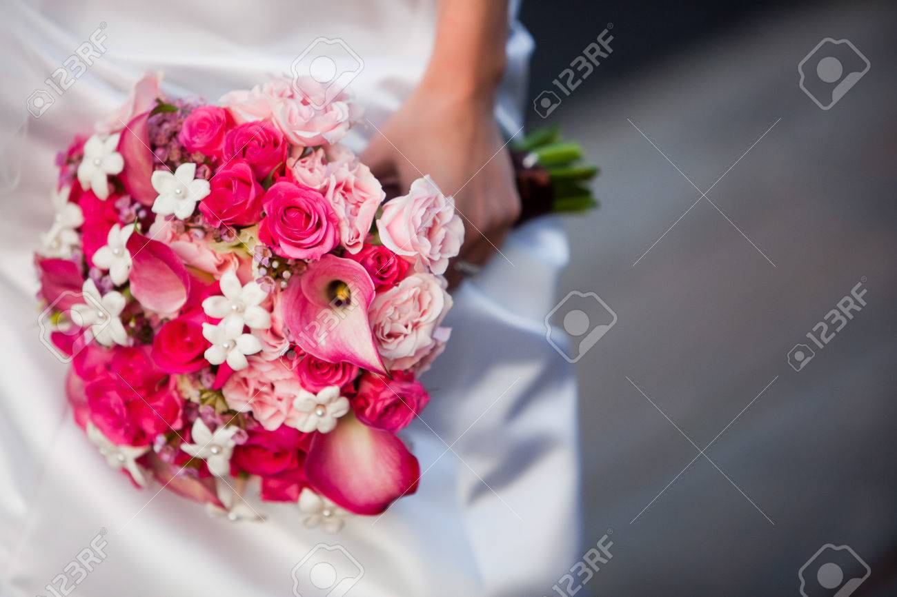 Bride Tenant Beau Bouquet De Mariage Composé De Roses Rose Clair Roses Roses Chaudes Des Lys Calla Rose Et Rose Stephanotis Cire Fleur