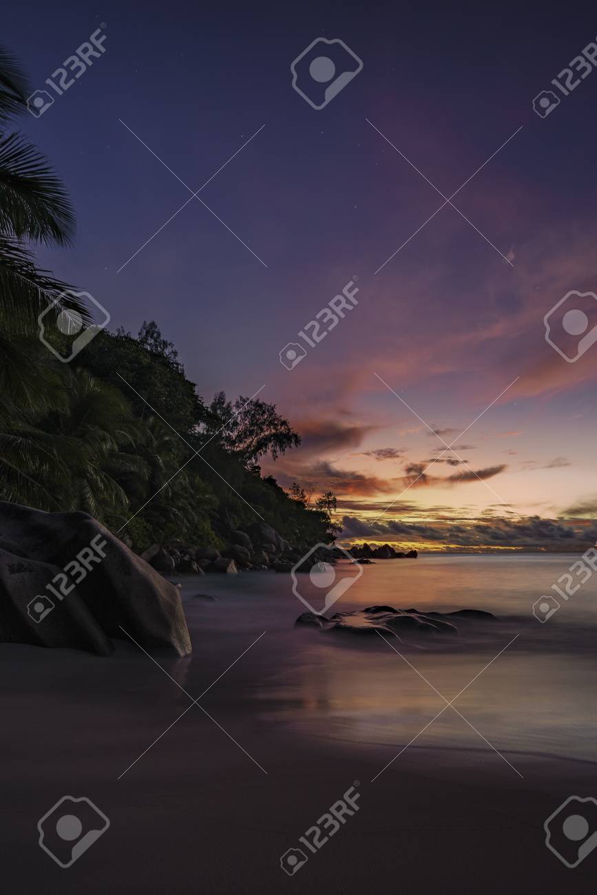 Beau Ciel Rouge Romantique Apres Le Coucher De Soleil Sur La Plage Paradisiaque Sur Les Seychelles Avec Des Rochers De Granit Des Palmiers Et Du Sable Blanc Banque D Images Et Photos Libres