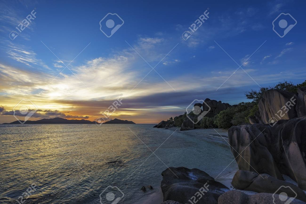 Coucher De Soleil Romantique Sur La Plage Paradisiaque Celebre Anse Source D Argent La Digue Seychelles Banque D Images Et Photos Libres De Droits Image 4337