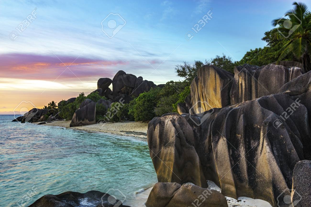 Coucher De Soleil Romantique Sur La Plage Paradisiaque Célèbre Anse Source Dargent La Digue Seychelles