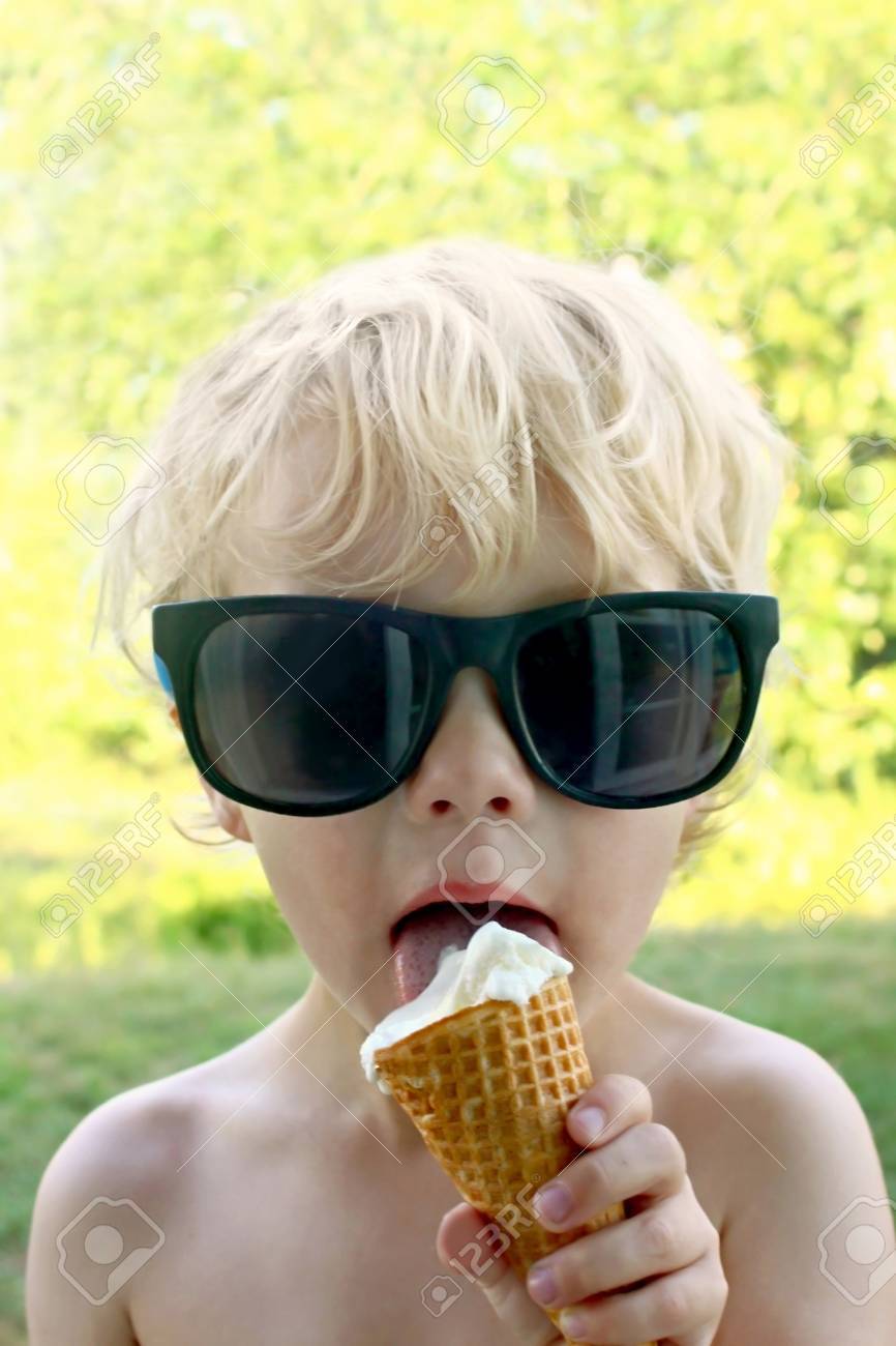 小さい幼児の少年はサングラスを着用し バニラのアイス クリーム コーンを食べるします の写真素材 画像素材 Image