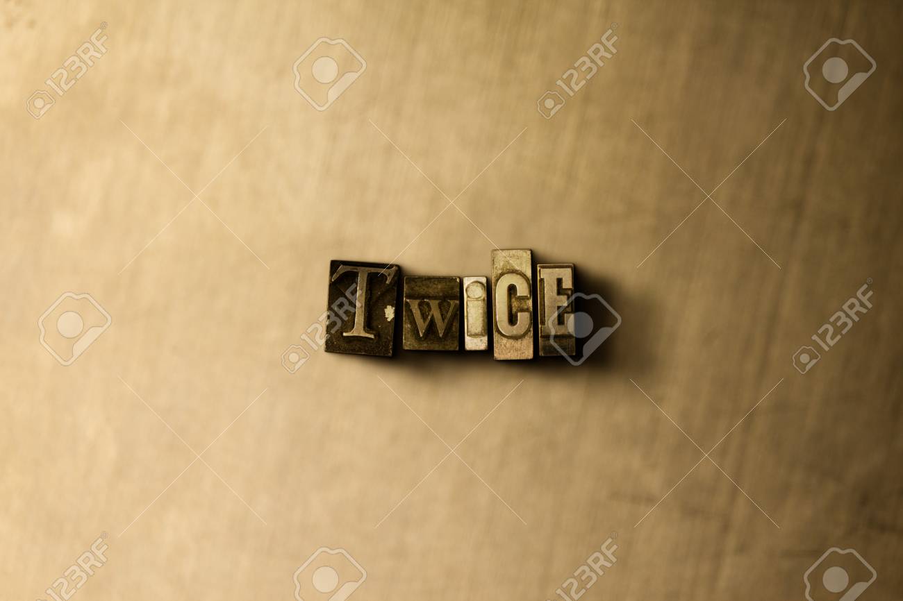 2 回 グランジ ビンテージのクローズ アップは 金属の背景上の単語をタイプセットします ロイヤリティ フリーのストック イラスト素材 オンライン バナー広告やダイレクト メールに使用できます の写真素材 画像素材 Image