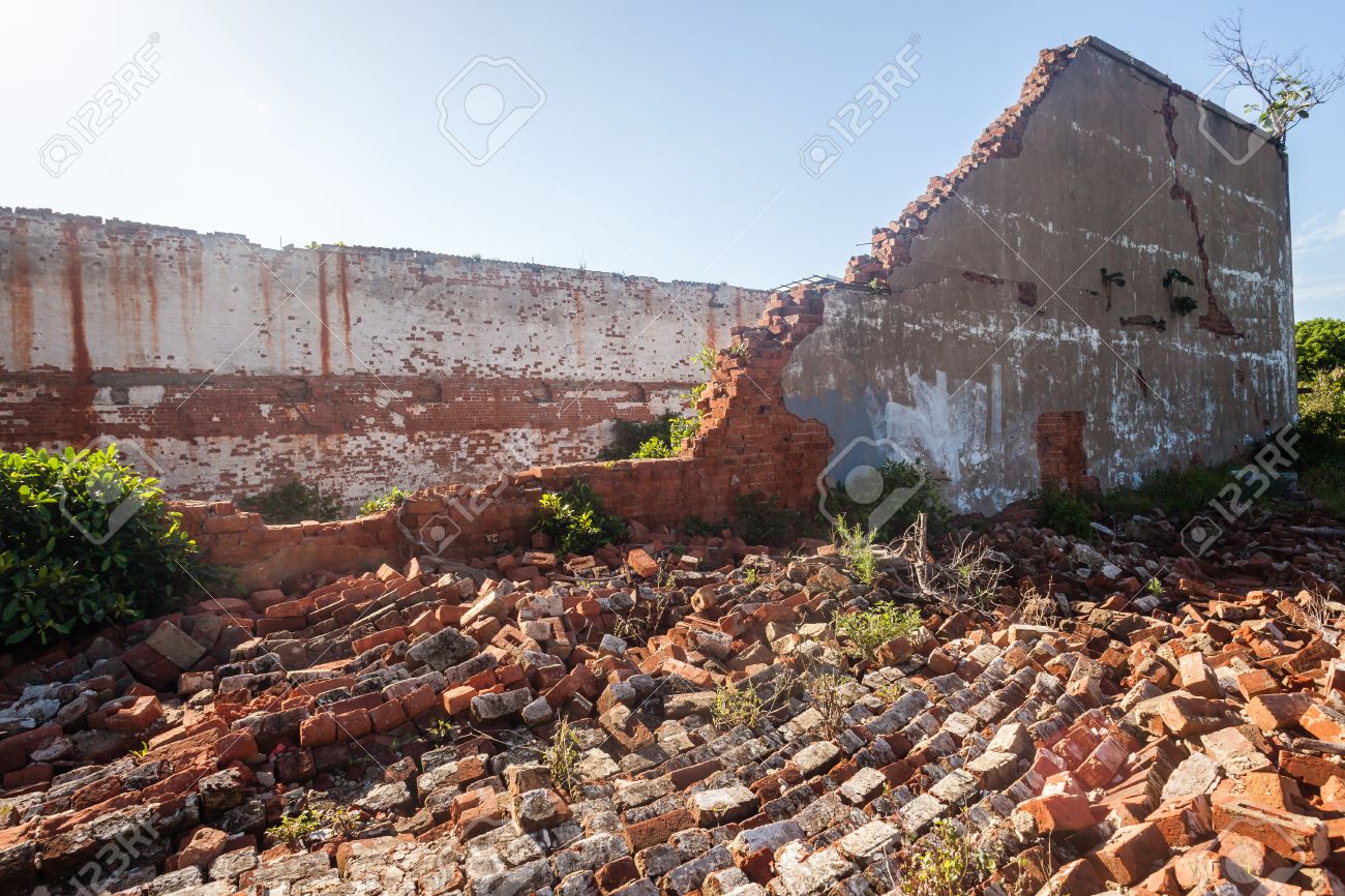 放棄された壊れた放棄された建物壁崩壊した屋根倒れた壁やレンガの進行中のフィールド ヤード Demolishes と共に去りぬを非難の写真素材・画像素材  Image 25591269