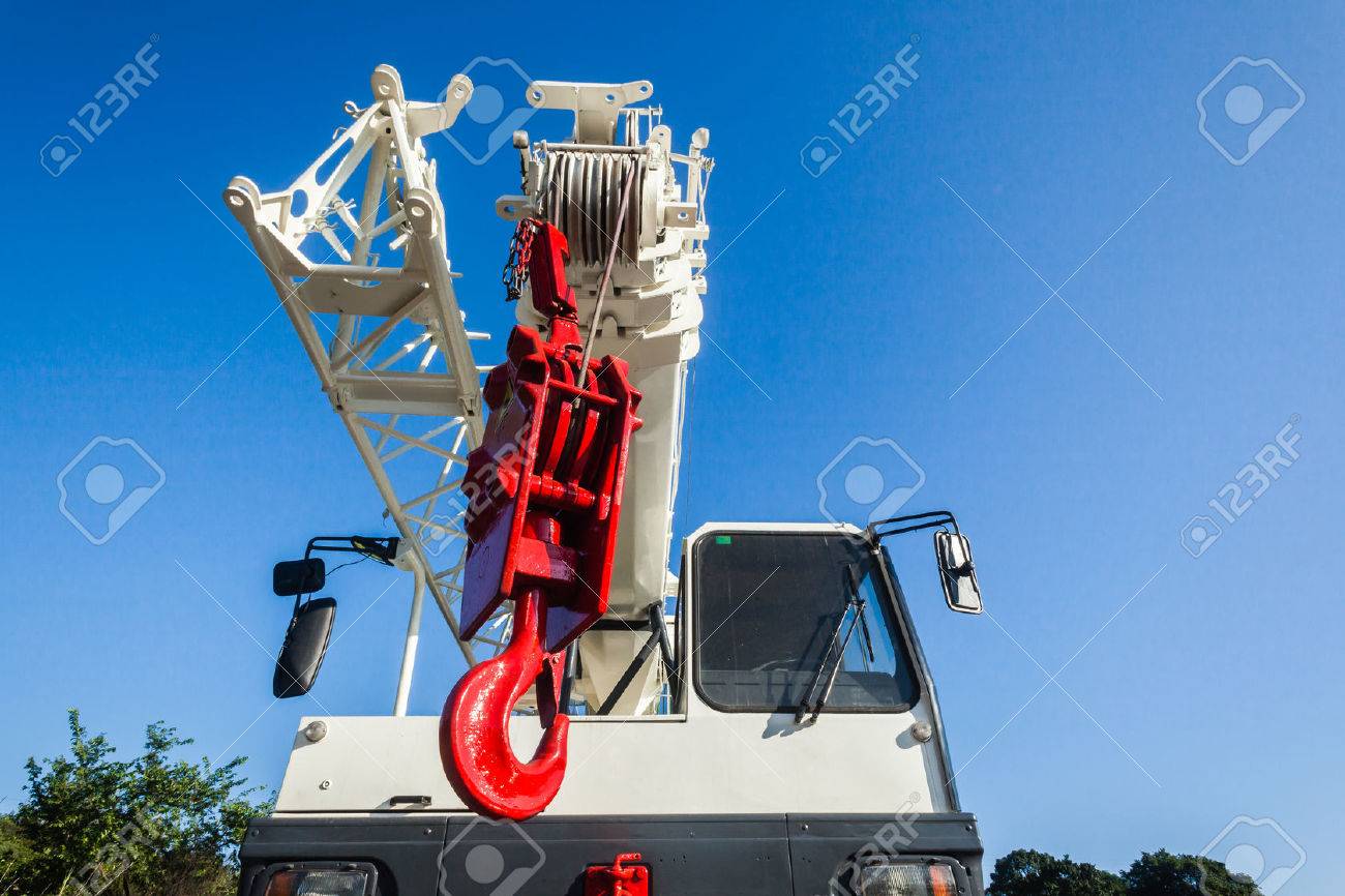 レッド フック ケーブル滑車エンジニア リング業界の談合油圧操作とクレーン車を持ち上げるモバイル ヘビーデューティ の写真素材 画像素材 Image