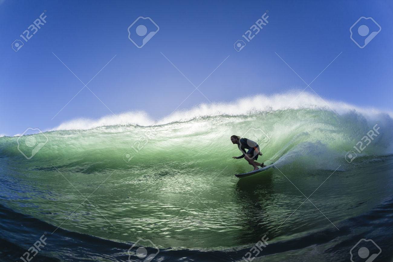 サーフィン サーファー チューブに乗って海波水のアクションを水泳します の写真素材 画像素材 Image 3765