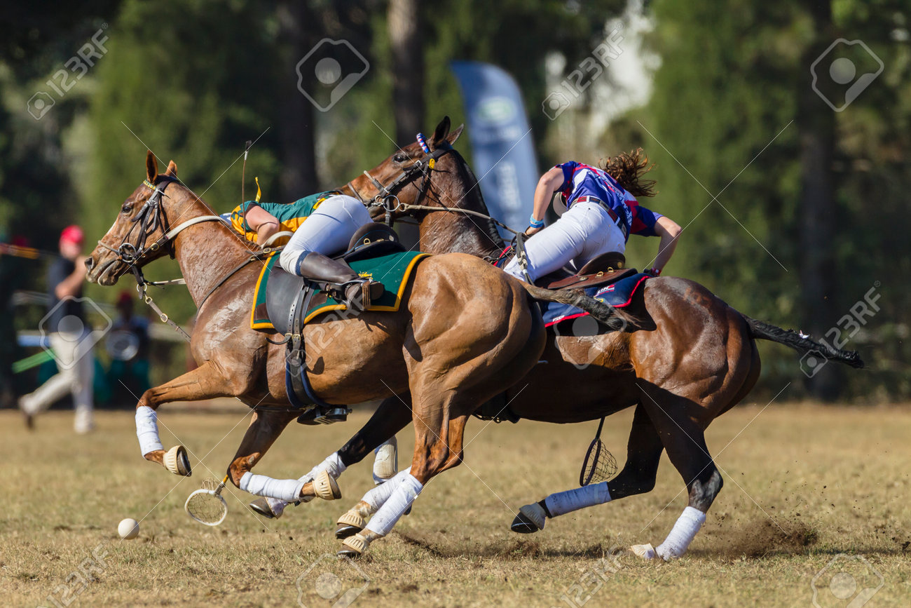 オーストラリア V イギリス女性プレーヤー競技馬のダーバン外 Shongweni Equestrain フィールドでワールド カップ ポロ クロス選手権ゲームでアクション プレイ の写真素材 画像素材 Image