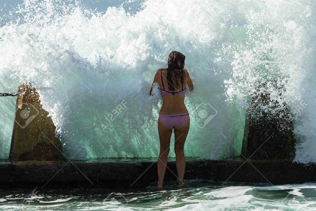 ビーチ潮プール チェーン壁クラッシュ海の波に直面しての女の子 の写真素材 画像素材 Image ビーチ潮プール チェーン壁クラッシュ海の波に直面しての女の子 の写真素材 画像素材 Image