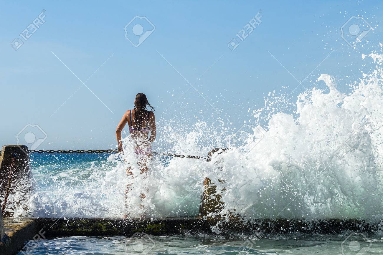 ビーチ潮プール チェーン壁クラッシュ海の波に直面しての女の子 の写真素材 画像素材 Image ビーチ潮プール チェーン壁クラッシュ海の波に直面しての女の子 の写真素材 画像素材 Image