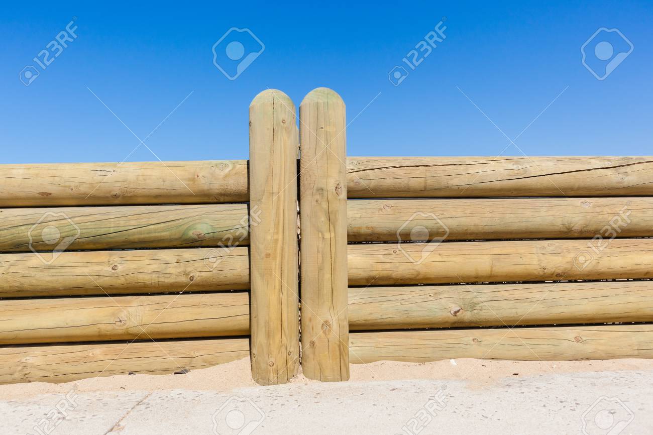 Postes De Madera Cerca De Muro De Límite Cerca De La Foto De Foto Contra El Cielo Azul Fotos Retratos Imágenes Y Fotografía De Archivo Libres De Derecho Image 77020559