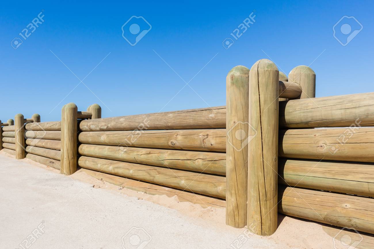 Postes De Madera Cerca De Muro De Límite Cerca De La Foto De Foto Contra El  Cielo Azul Fotos, retratos, imágenes y fotografía de archivo libres de  derecho. Image 77020460