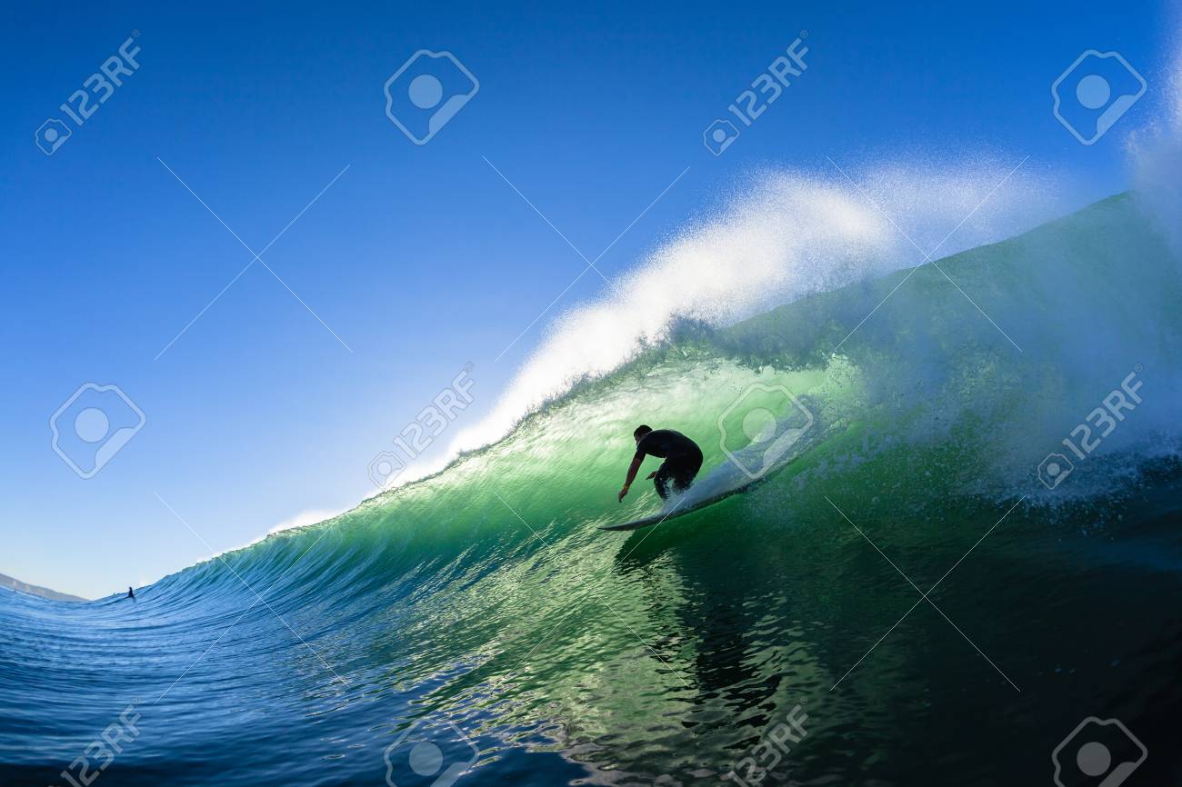 サーフィンサーファーチューブは 海の波の朝のシルエット水アクション写真未確認に乗ります の写真素材 画像素材 Image