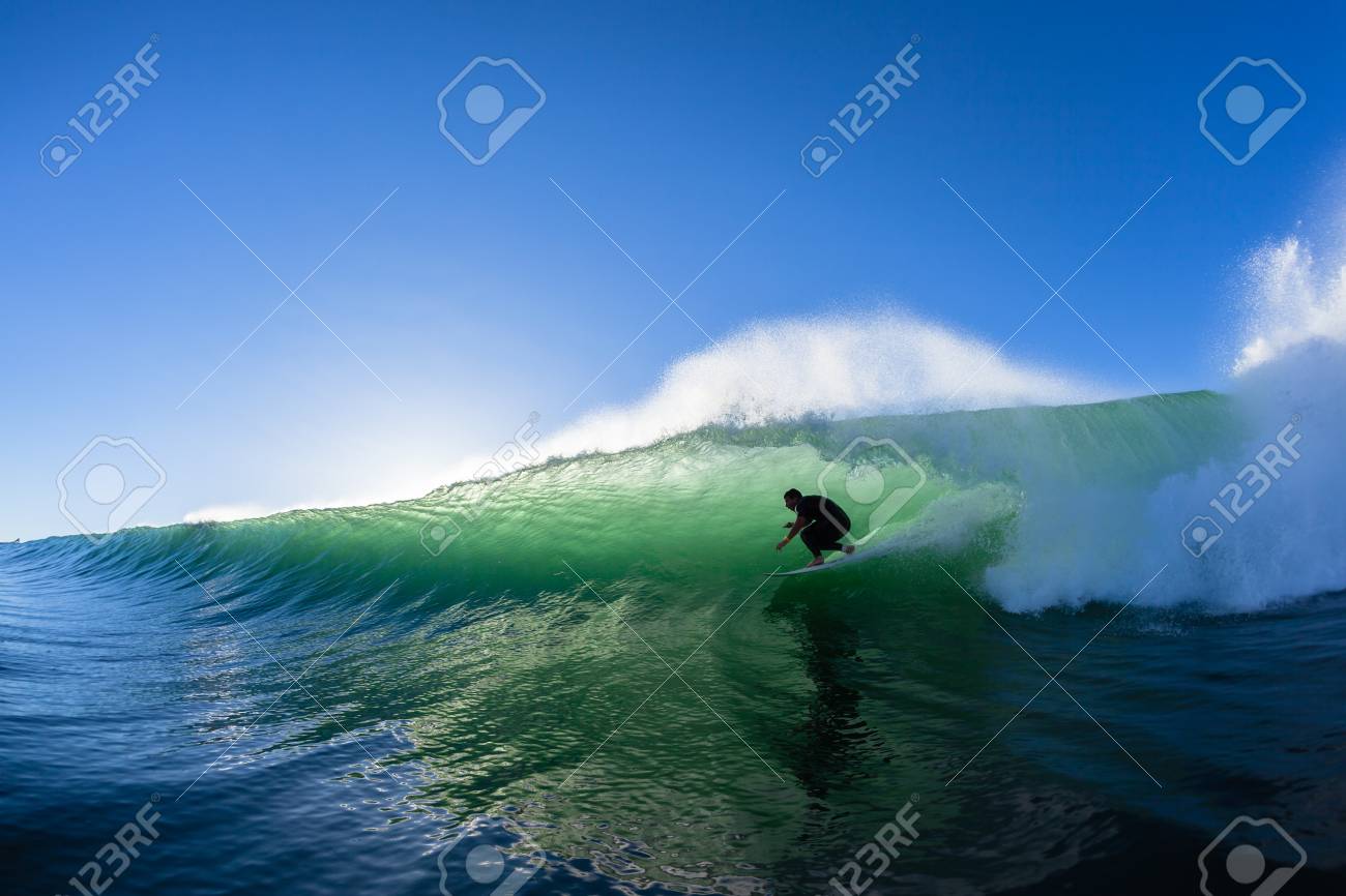 サーフィンサーファーチューブは 海の波の朝のシルエット水アクション写真未確認に乗ります の写真素材 画像素材 Image