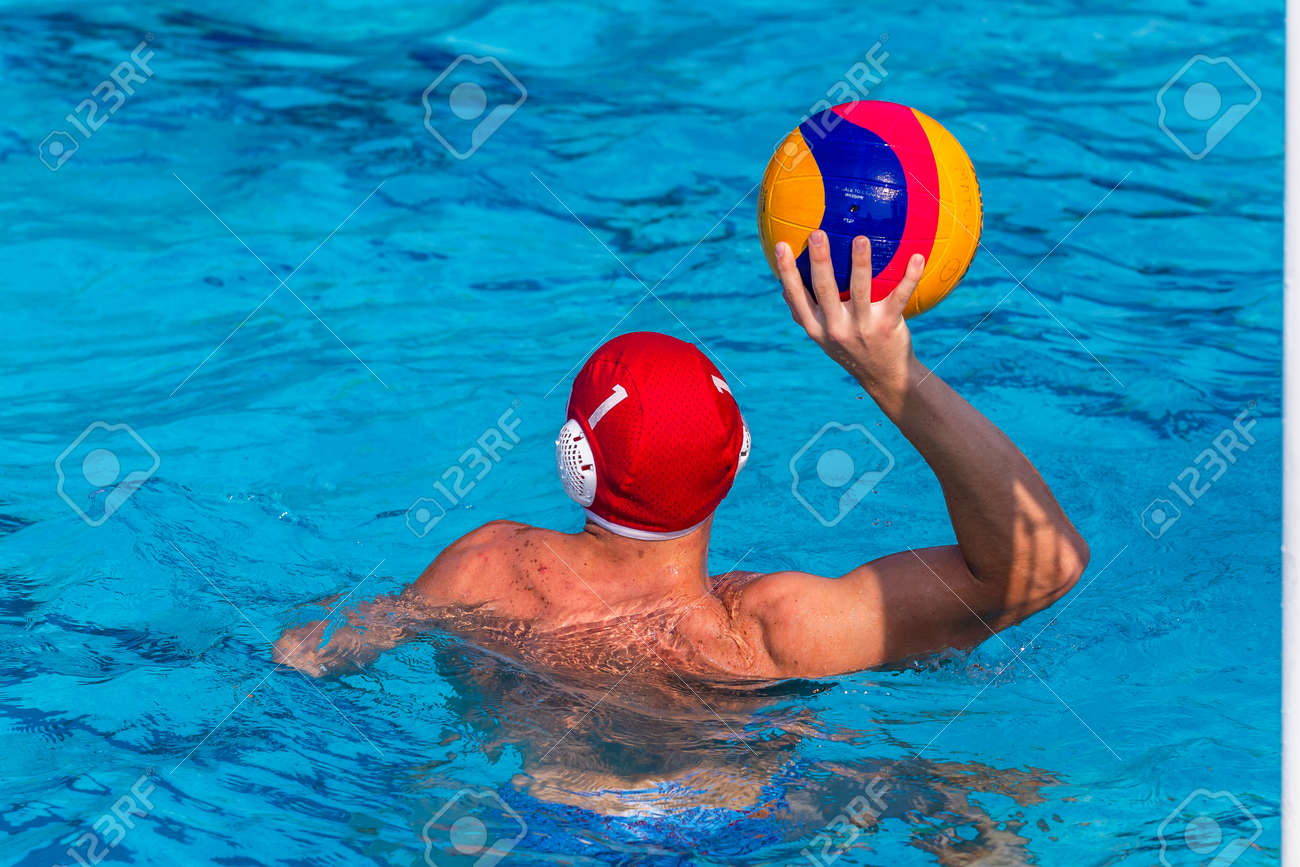 Waterpolo Jogo Nadador Jogador Irreconhecível Atrás Da Foto Traseira Com  Bola Na Mão Jogar Ação Closeup. Foto Royalty Free, Gravuras, Imagens e  Banco de fotografias. Image 189328489