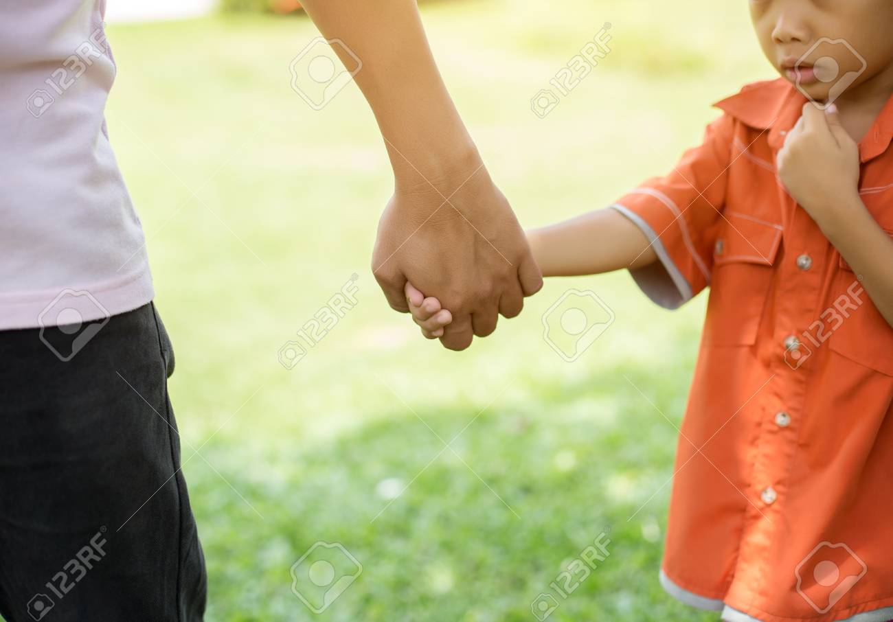 親が小さな子供の手を握る の写真素材 画像素材 Image