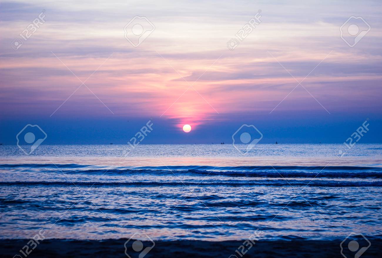 朝 海 早朝 海から昇る朝日 の写真素材 画像素材 Image