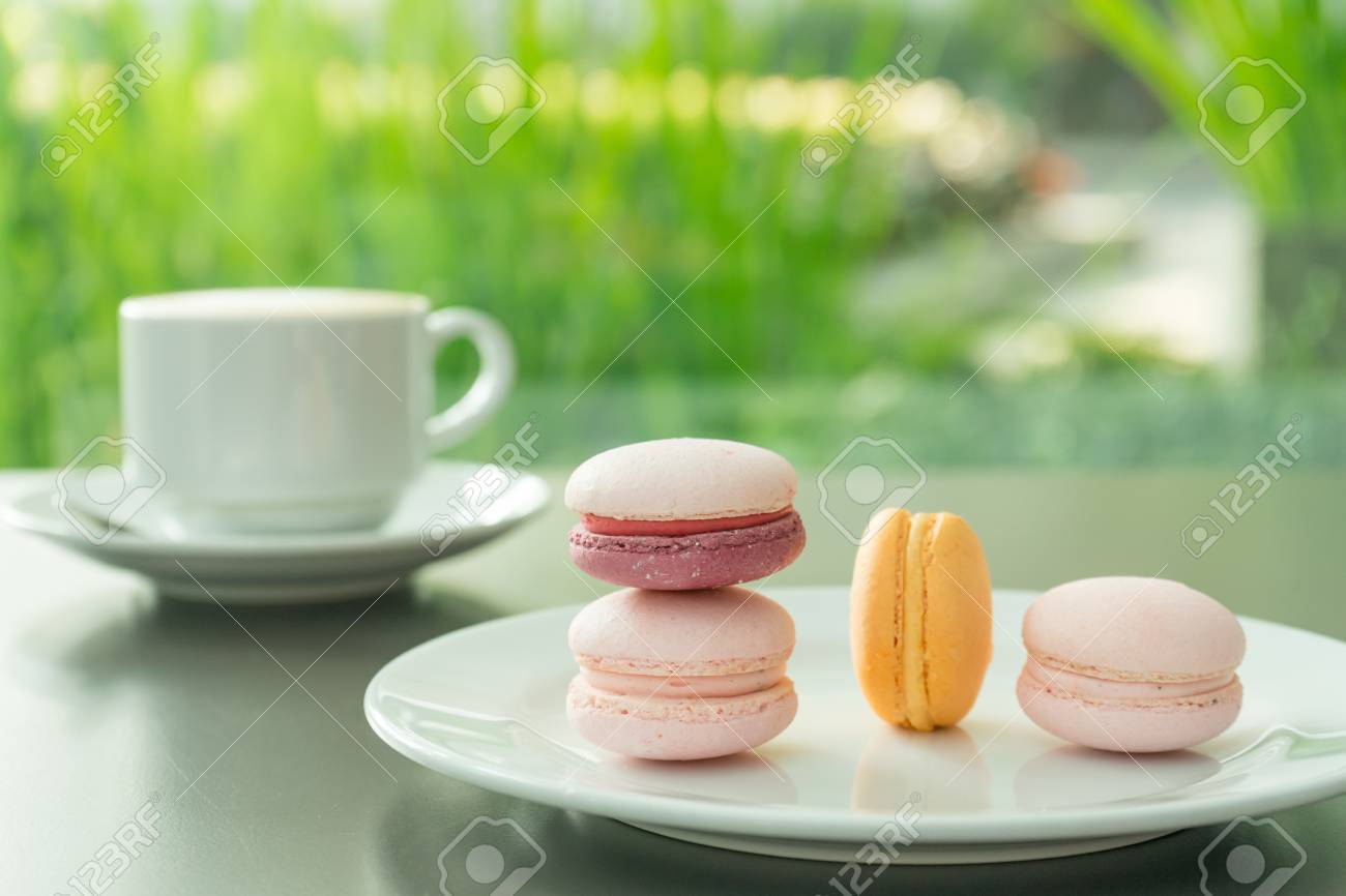 Immagini Stock Buongiorno O Buon Giorno Con Un Messaggio Concetto Bianco Tazza Di Caffe Latte Schiumoso Con Maccheroni Francesi Colorati Image