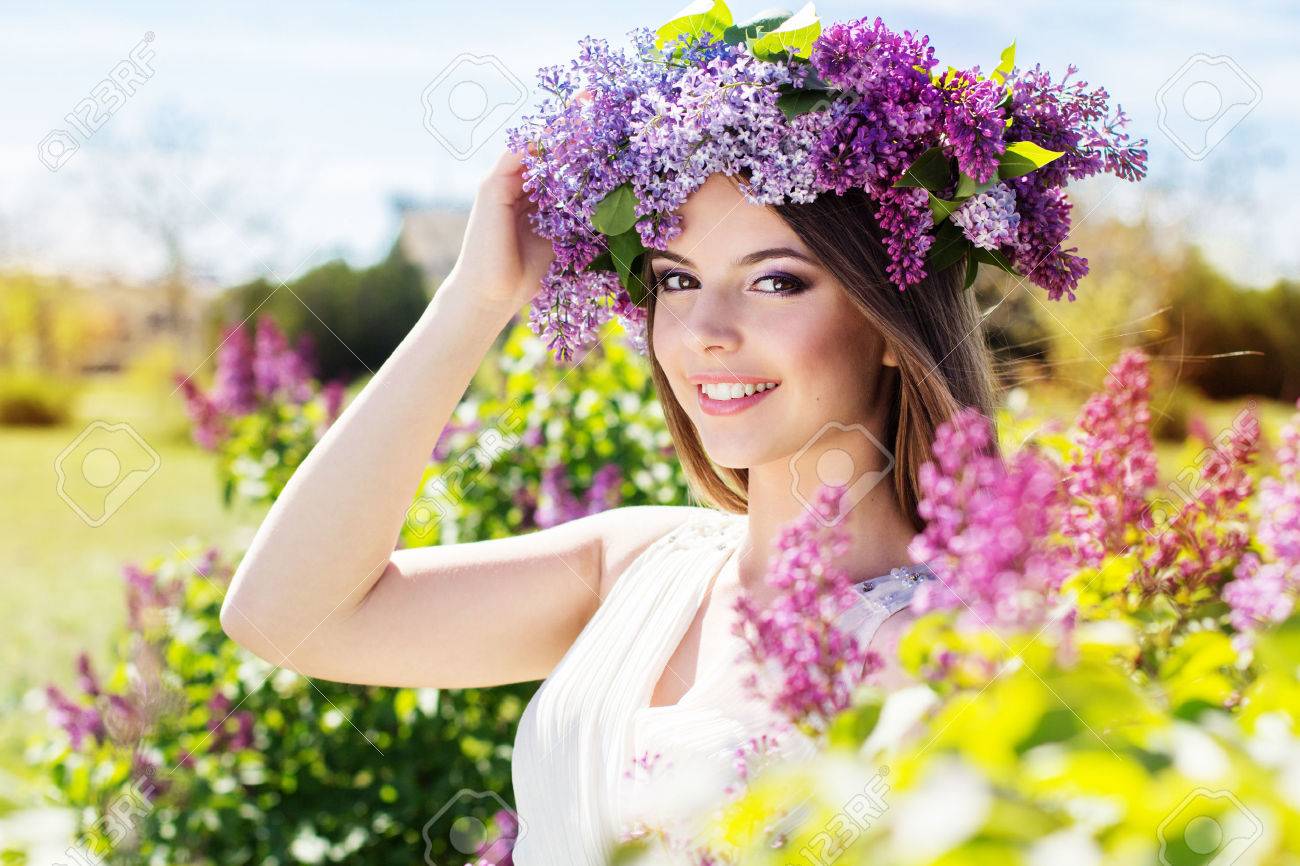 美しい微笑の女の子はライラック色の花の美しい花輪を身に着けてください の写真素材 画像素材 Image 美しい微笑の女の子はライラック色の花の美しい花輪を身に着けてください の写真素材 画像素材 Image