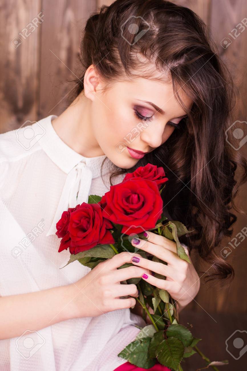 Retrato De Moda De Niña Adolescente Lindo Con Maquillaje Agradable Se  Sostiene Rosas Rojas Sobre Fondo De Madera Fotos, Retratos, Imágenes Y  Fotografía De Archivo Libres De Derecho. Image 38401271.