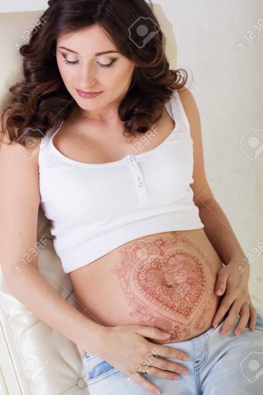 Jolie Femme Enceinte Avec Le Maquillage De La Mode Et Tatouage Au Henné Mehendi Sur Son Ventre En Studio