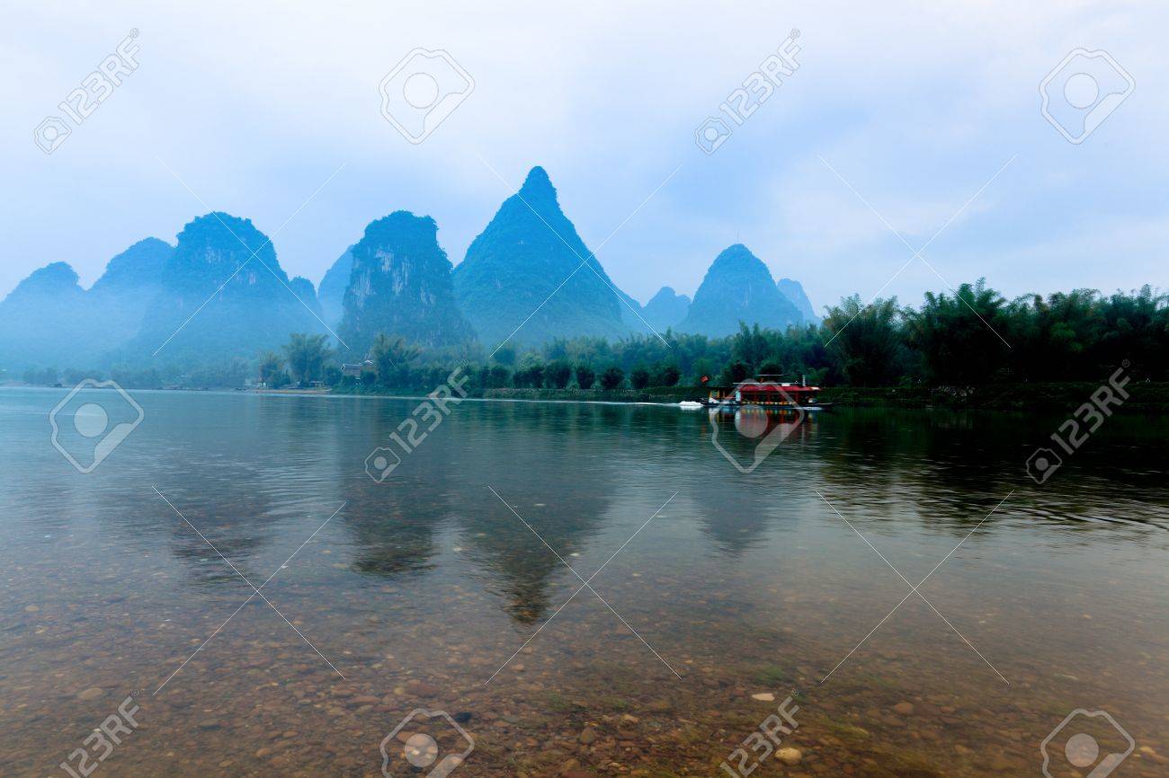 李川とカルスト地形システムランドス ケープ桂林両江 中国 の写真素材 画像素材 Image