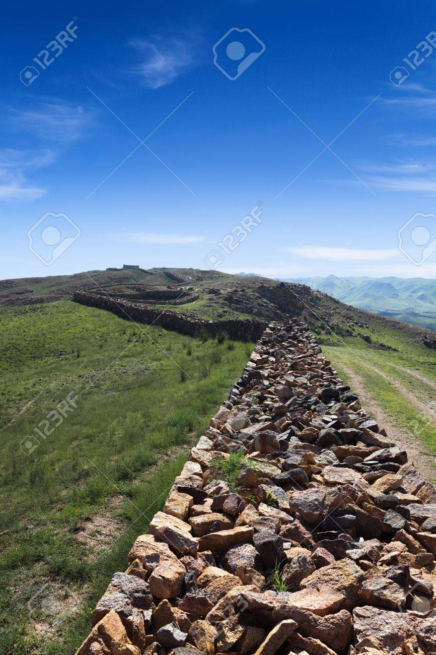 14673452-qin-dynasty-great-wall-ruins-in