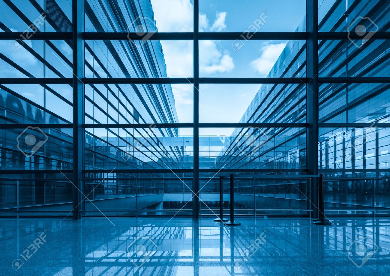 Mur-rideau En Verre Bleu Et La Fenêtre Dans Un Immeuble Moderne ... Mur-rideau En Verre Bleu Et La Fenêtre Dans Un Immeuble Moderne ...